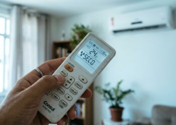 Os especialistas concordam: "O ar-condicionado no modo 'seco' gasta até 40% menos energia que o modo 'refrigerar' e em dias úmidos dá a mesma sensação térmica, porque o desconforto vem da umidade presa na pele, não da temperatura em si”