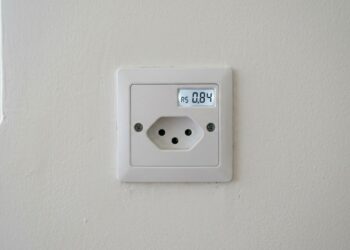  Técnicos estão instalando tomadas embutidas com medidor de consumo individual que mostra no display quantos reais cada aparelho está gastando por mês, e a peça cabe no mesmo espelho de tomada padrão sem precisar trocar a caixa na parede