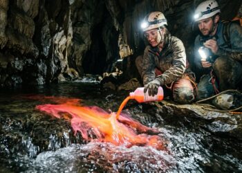 Cientistas rastrearam água com corante fluorescente e descobriram que 60% da área que alimenta a caverna conhecida mais longa do mundo fica fora do parque