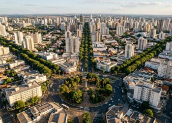 Vista do alto, Goiânia planejada nos anos 1930 revela três avenidas em triângulo que convergem para a mesma praça, inspiradas em Versalhes