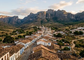 A cidade onde as casas antigas parecem ter sido encaixadas entre o vale e a montanha, enquanto um cemitério branco sobe sozinho pela encosta rochosa