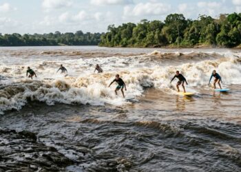 Pororoca amazônica corre contra o Rio Capim e transforma turismo, esporte e cultura - Imagem criada por inteligência artificial (ChatGPT / Olhar Digital)