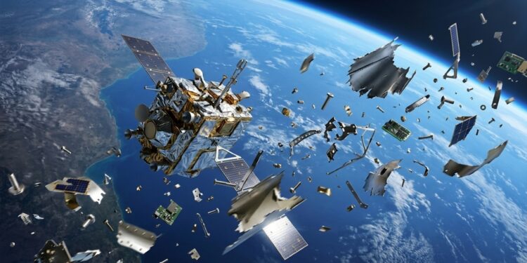 Satélite em órbita terrestre cercado por fragmentos de lixo espacial próximos aos painéis solares.