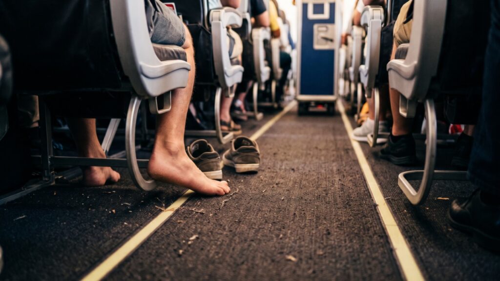 Comissários de bordo revelam o lugar do avião onde nunca se deve andar descalço