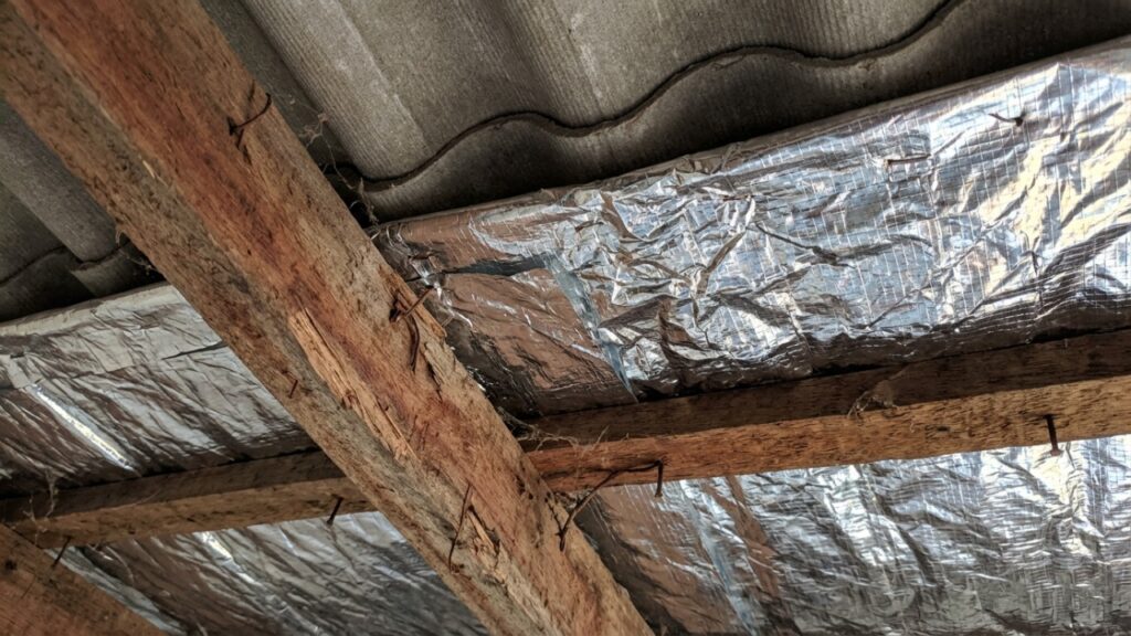 Manta térmica sob a telha, tinta branca na laje ou forro com isolamento: qual das três realmente derruba a temperatura do quarto no verão, quanto custa por metro quadrado cada uma e por que a ordem de instalação muda o resultado