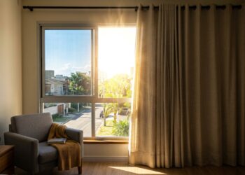 Por que fechar as cortinas antes de o sol bater na janela pode ajudar a deixar a casa menos quente
