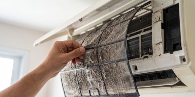 Técnicos de climatização explicam o segredo do filtro do ar-condicionado: a limpeza de um filtro obstruído pode reduzir entre 5% e 15% o consumo de energia do equipamento