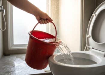 O balde debaixo do chuveiro antes do banho: a gambiarra simples que evita jogar água limpa pelo ralo