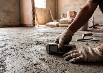 O concreto do contrapiso liberado para uso antes de 28 dias racha no mesmo padrão em quase toda obra residencial, e a pressa de três semanas custa o piso inteiro