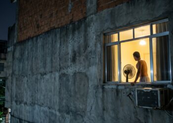 O concreto pode armazenar calor durante o dia e liberar horas depois, o que ajuda a explicar por que algumas casas continuam quentes mesmo depois do pôr do sol
