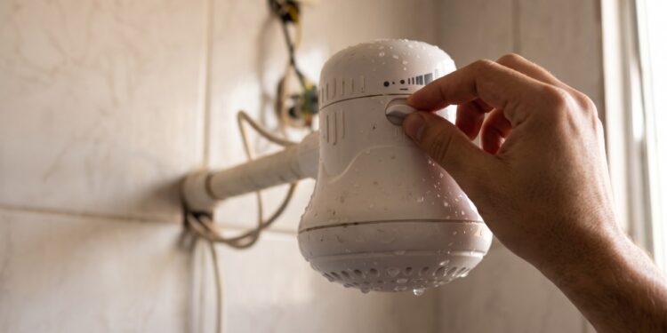 Chuveiro elétrico no modo verão ou inverno: por que a posição verão pode consumir cerca de 30% menos energia nos dias quentes