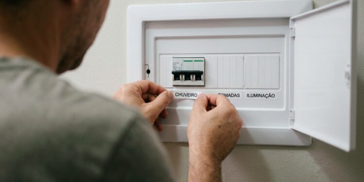 Eletricista que monta quadro de distribuição repete o mesmo alerta: tomada de cozinha pede circuito separado da iluminação, e a falta de DR deixa a casa sem proteção contra choque