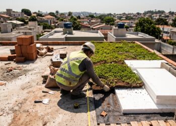 Quatro centímetros no lugar de oitenta: engenheiro mostra o material de isolamento que substitui uma parede inteira de tijolo, e a versão brasileira dessa conversa é outra, porque aqui o objetivo não é segurar o calor dentro de casa, é impedir que ele entre pelo telhado