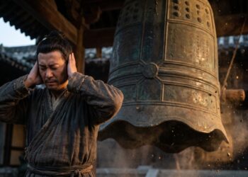 Provérbio chinês explicado: “Tapar os ouvidos enquanto rouba um sino” — a história de um ladrão que acreditava esconder o barulho apenas porque não conseguia ouvi-lo e a lição sobre quem prefere enganar a si mesmo