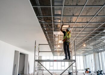 O forro de gesso perdeu espaço: as placas leves com iluminação embutida que se instalam em um dia e o que ninguém conta sobre a manutenção depois