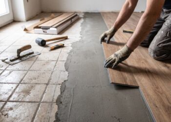 Instalador de piso que reforma apartamento há anos repete o mesmo alerta antes de aceitar o serviço: vinílico colado sobre cerâmica antiga só funciona se o rejunte for preenchido e a superfície regularizada, porque cada frisinho da cerâmica velha reaparece no piso novo em poucos meses e ninguém devolve o dinheiro