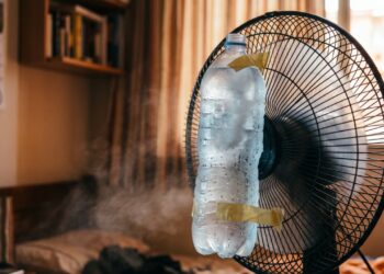 Colocar uma garrafa congelada atrás do ventilador funciona? O truque barato que muita gente testa nas noites quentes
