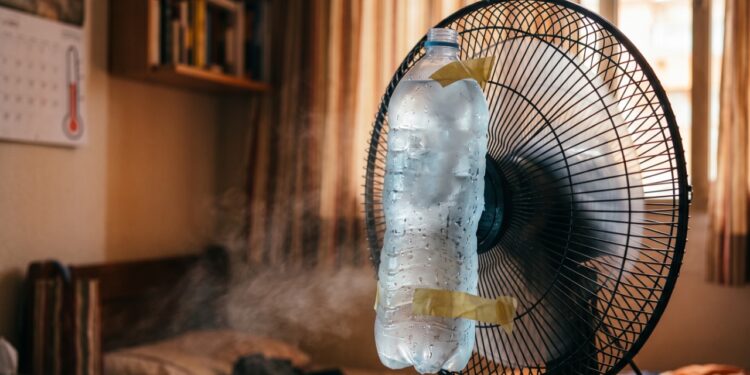 Colocar uma garrafa congelada atrás do ventilador funciona? O truque barato que muita gente testa nas noites quentes