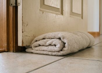 A toalha na fresta da porta ajuda mesmo a manter o ar frio dentro do quarto?