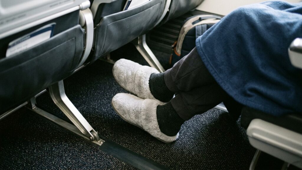 Comissários de bordo revelam o lugar do avião onde nunca se deve andar descalço