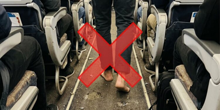 Comissários de bordo revelam o lugar do avião onde nunca se deve andar descalço
