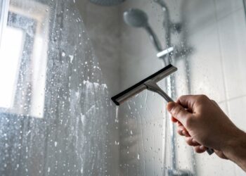 Especialistas em limpeza revelam: "O box do banheiro não fica embaçado por falta de produto, mas por não passar o rodinho logo depois do banho"