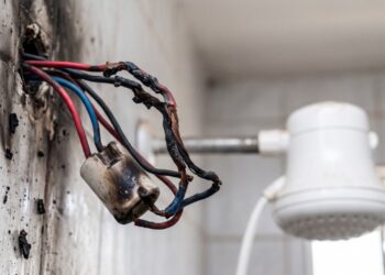 Eletricista chamado para trocar chuveiro em casa de 30 anos encontra fio de 2,5 mm² ligado a aparelho de 7.500 watts e recusa o serviço