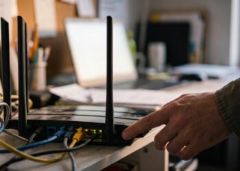 Especialistas em segurança digital concordam: "A maneira mais rápida de fechar a porta de entrada da sua rede não é trocar a senha, é desligar duas funções que vêm ativadas de fábrica", e elas se chamam WPS e acesso remoto