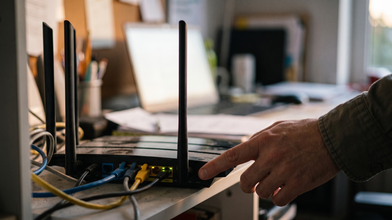 Especialistas em segurança digital concordam: “A maneira mais rápida de fechar a porta de entrada da sua rede não é trocar a senha, é desligar duas funções que vêm ativadas de fábrica”, e elas se chamam WPS e acesso remoto