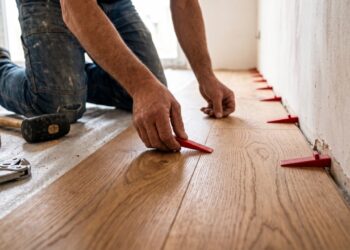 Instalador de piso que reforma apartamentos aponta o erro que aparece meses depois: laminado encostado na parede pode começar perfeito e levantar quando o material dilata com a mudança de temperatura