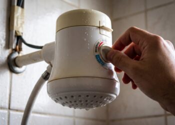 Eletricista repete o alerta: o chuveiro elétrico pode responder por até um terço da conta de luz, e a posição “verão” corta boa parte desse gasto