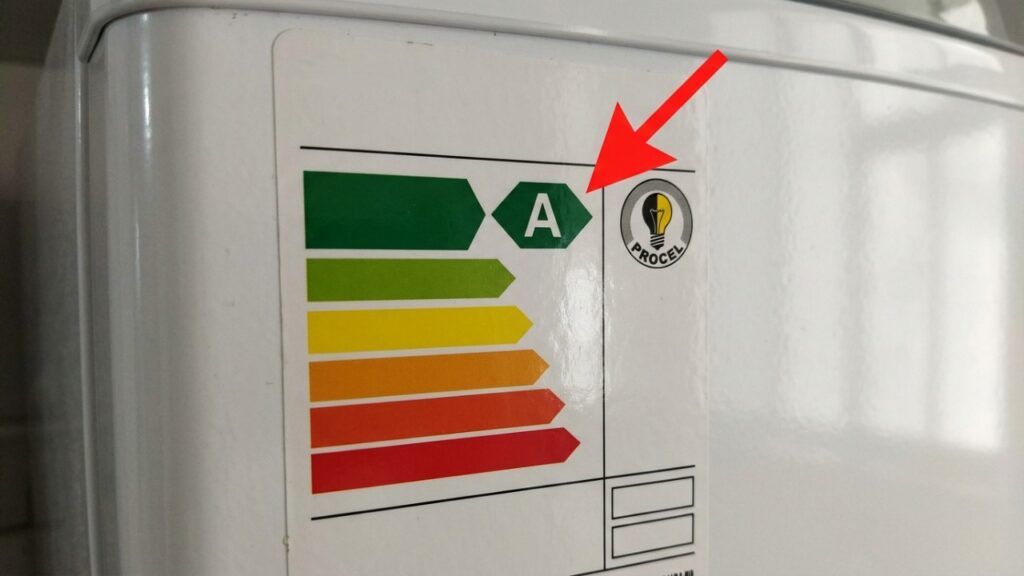 Eletricista revela o segredo para saber se um eletrodoméstico é realmente econômico antes da compra: a etiqueta de eficiência e o Selo Procel dizem muito mais que a aparência