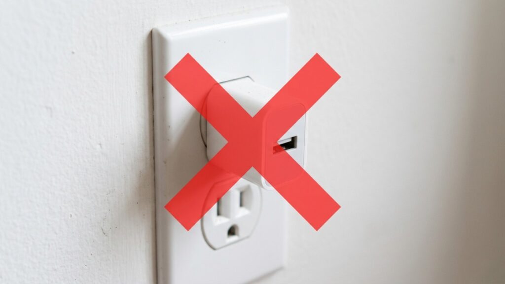 Carregador esquecido na tomada sem o celular gasta energia? Engenheiro mede o consumo em modo de espera e mostra quanto isso pesa na conta de luz no fim do ano