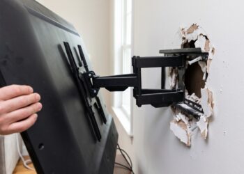 Marido de aluguel que instala suporte de TV conta que 1 em cada 3 chamados é para refazer um suporte instalado errado, com bucha comum no drywall ou em tijolo furado, e ensina o teste de bater na parede que mostra onde a TV pode ficar