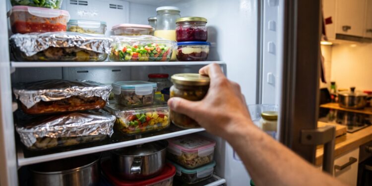 Técnico de geladeira alerta: geladeira lotada na ceia com comida encostada na parede do fundo pode congelar e estragar tudo