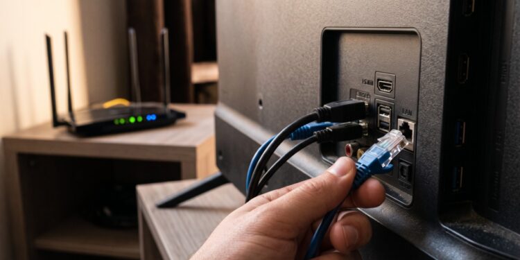 Qual é melhor para conectar a TV à internet: Wi-Fi 2,4 GHz, Wi-Fi 5 GHz ou cabo Ethernet?