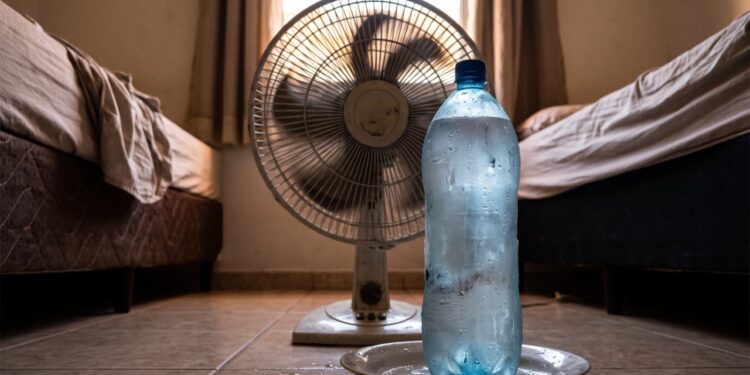 A gambiarra da garrafa congelada na frente do ventilador viralizou como “ar-condicionado caseiro”, e engenheiros explicam quantos graus ela realmente baixa no quarto
