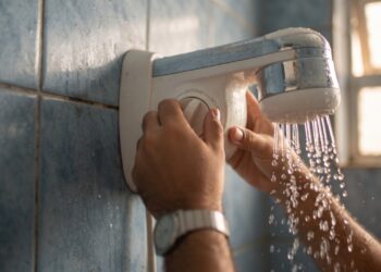 Engenheiro revela o segredo do chuveiro elétrico: mudar para a posição verão pode reduzir em cerca de 30% o consumo de energia do aparelho sem precisar trocar a instalação