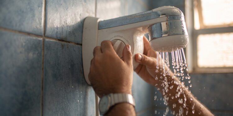Engenheiro revela o segredo do chuveiro elétrico: mudar para a posição verão pode reduzir em cerca de 30% o consumo de energia do aparelho sem precisar trocar a instalação
