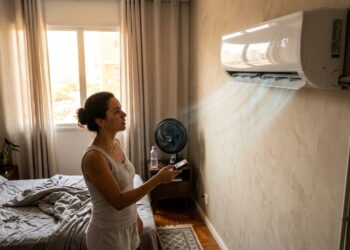 Técnico de ar-condicionado com anos de chamado repete o mesmo alerta: ligar em 17 °C não gela o quarto mais rápido, só faz o aparelho trabalhar mais tempo e encarecer a conta