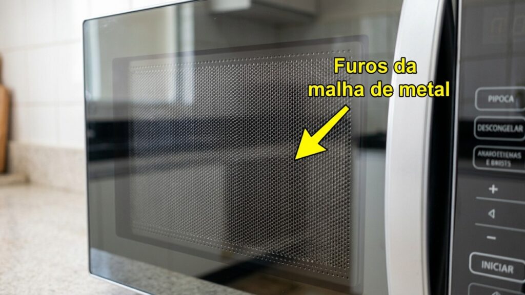Para que serve a tela cheia de furinhos na porta do micro-ondas e por que ela consegue impedir que a radiação saia enquanto você vê a comida