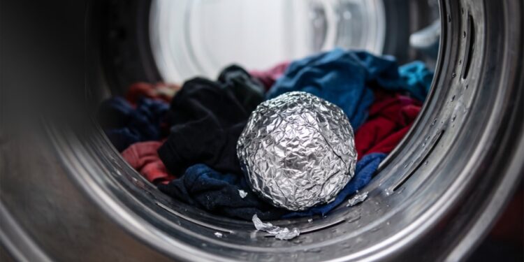 Bola de papel-alumínio na máquina de lavar: para que serve e o que acontece de verdade com as roupas