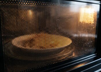 Para que serve a tela cheia de furinhos na porta do micro-ondas e por que ela consegue impedir que a radiação saia enquanto você vê a comida