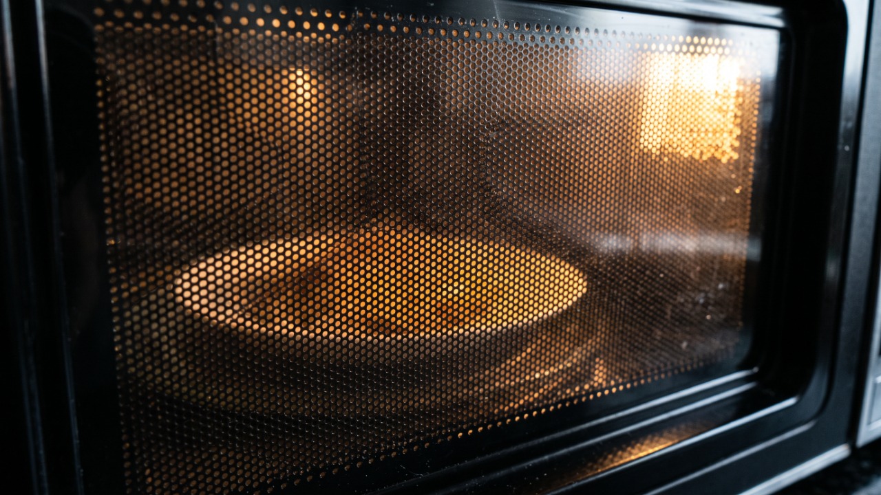 Para que serve a tela cheia de furinhos na porta do micro-ondas e por que ela consegue impedir que a radiação saia enquanto você vê a comida