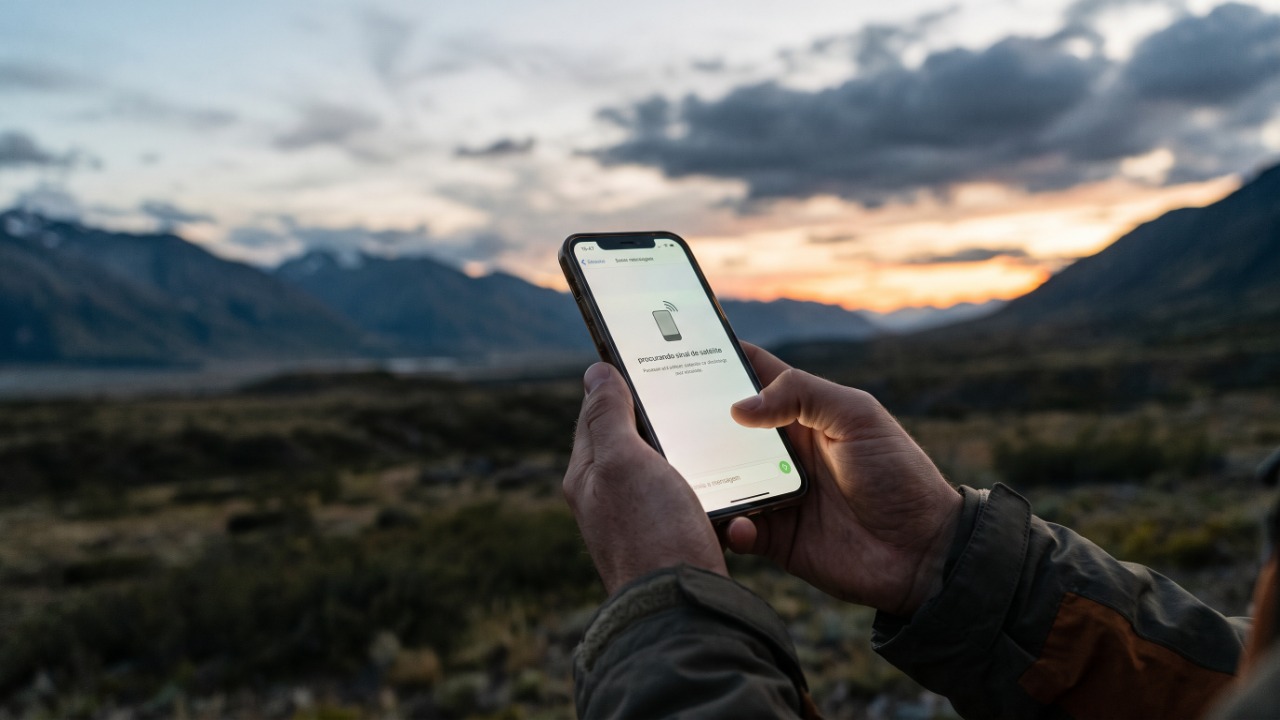 Um celular conectado a satélite não recebe a mesma velocidade de uma rede terrestre porque distância, capacidade e número de usuários impõem limites diferentes