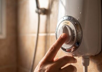 Eletricista revela o ajuste no chuveiro que pode reduzir em cerca de 30% o consumo do aparelho