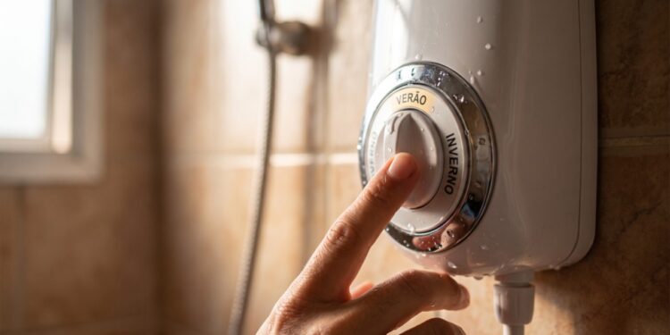 Eletricista revela o ajuste no chuveiro que pode reduzir em cerca de 30% o consumo do aparelho