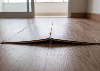 O que significa o piso laminado estufando perto da porta da varanda e por que quase sempre a culpa não é do material