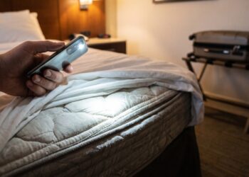 Camareira de hotel há 15 anos repete o mesmo conselho: o primeiro lugar a olhar ao entrar no quarto não é a cama, é o suporte de mala, e o motivo tem a ver com percevejo
