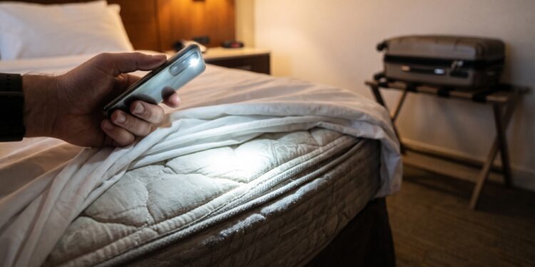 Camareira de hotel há 15 anos repete o mesmo conselho: o primeiro lugar a olhar ao entrar no quarto não é a cama, é o suporte de mala, e o motivo tem a ver com percevejo